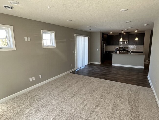 Building Photo - Available July 8th - 3 Bedroom 2.5 Bathroom Townhome in Woodbury!