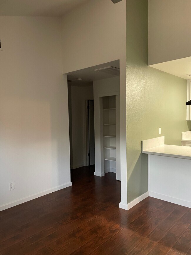 Foto del edificio - 8765 Brigham Way