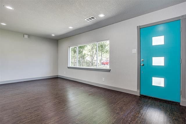 Foto del edificio - 2930 Poinsettia Dr