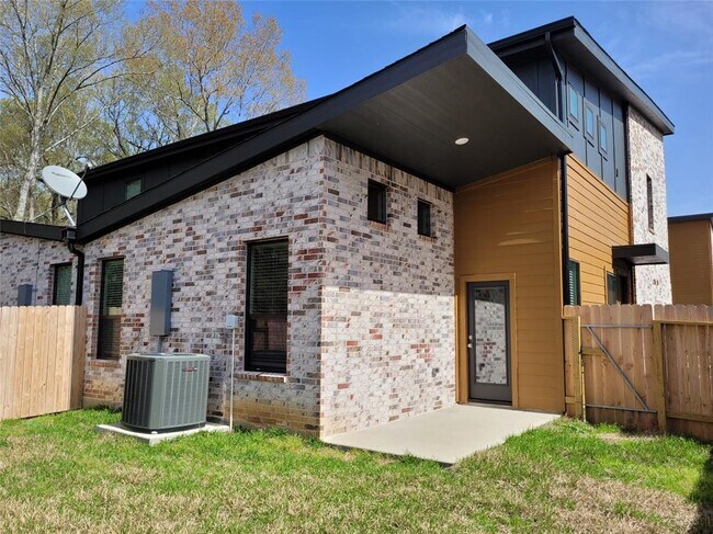Building Photo - 2509 Appian Way