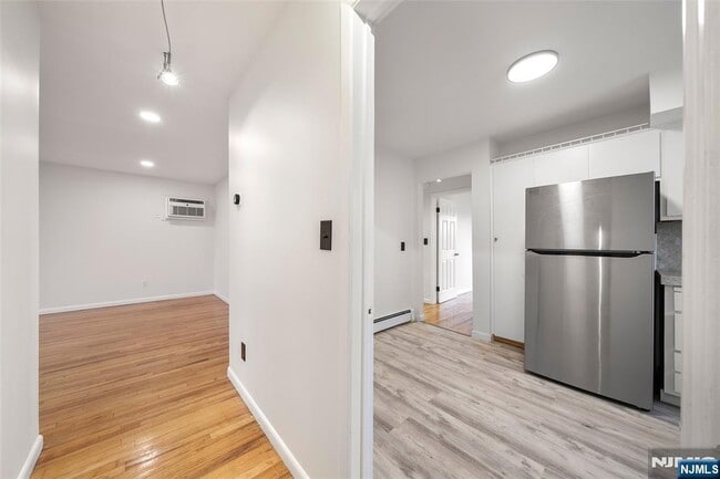 Building Photo - 209 8th St