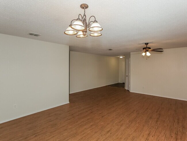Foto del edificio - 8804 Seven Oaks Ln