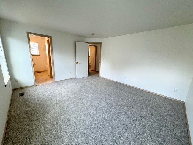 Foto del edificio - Spacious four bedroom 2 1/2 bath in the Pa...