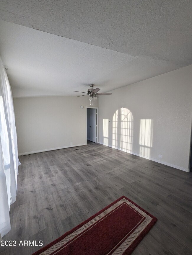 Foto del edificio - 22455 N Royd Rd