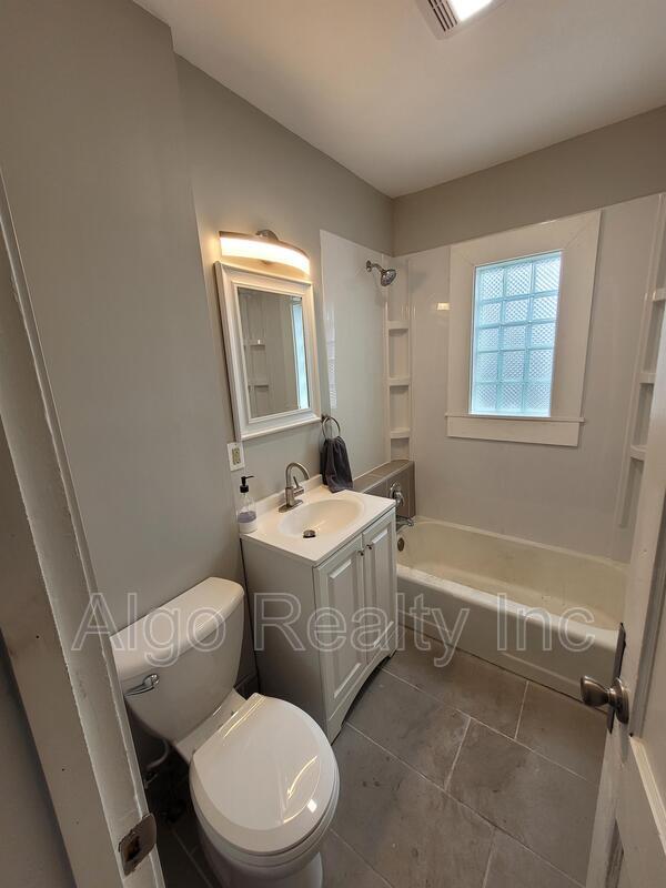 Building Photo - 133 Winifred St W