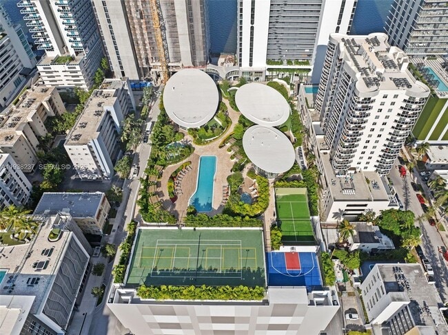 Foto del edificio - 700 NE 24th St