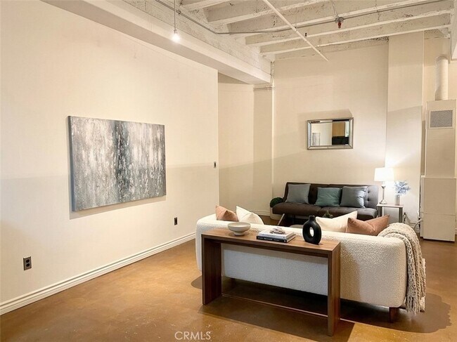 Foto del edificio - 312 W 5th St