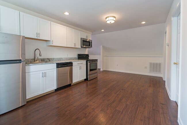 Building Photo - 111 Robinson Woods