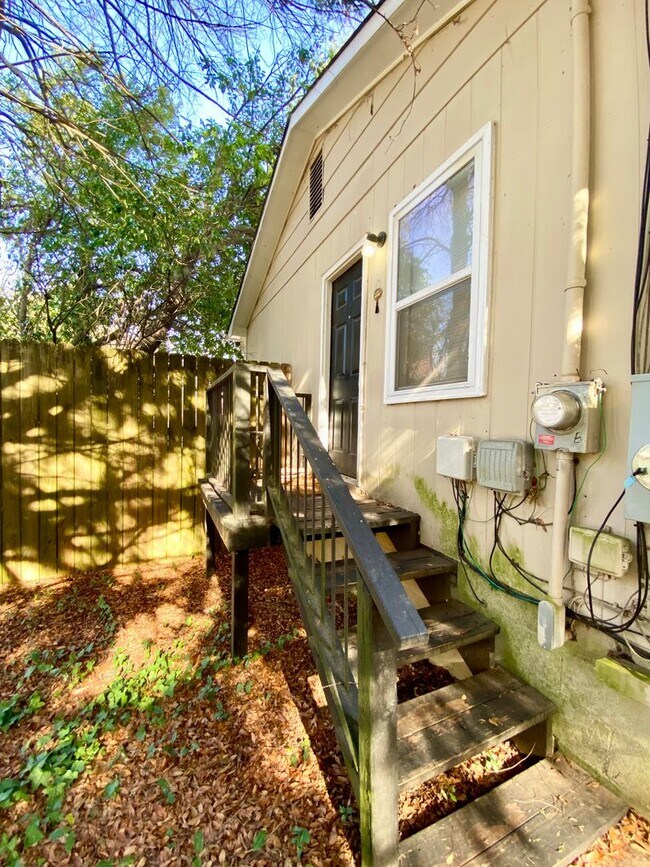 Building Photo - 110 Donna Duplex