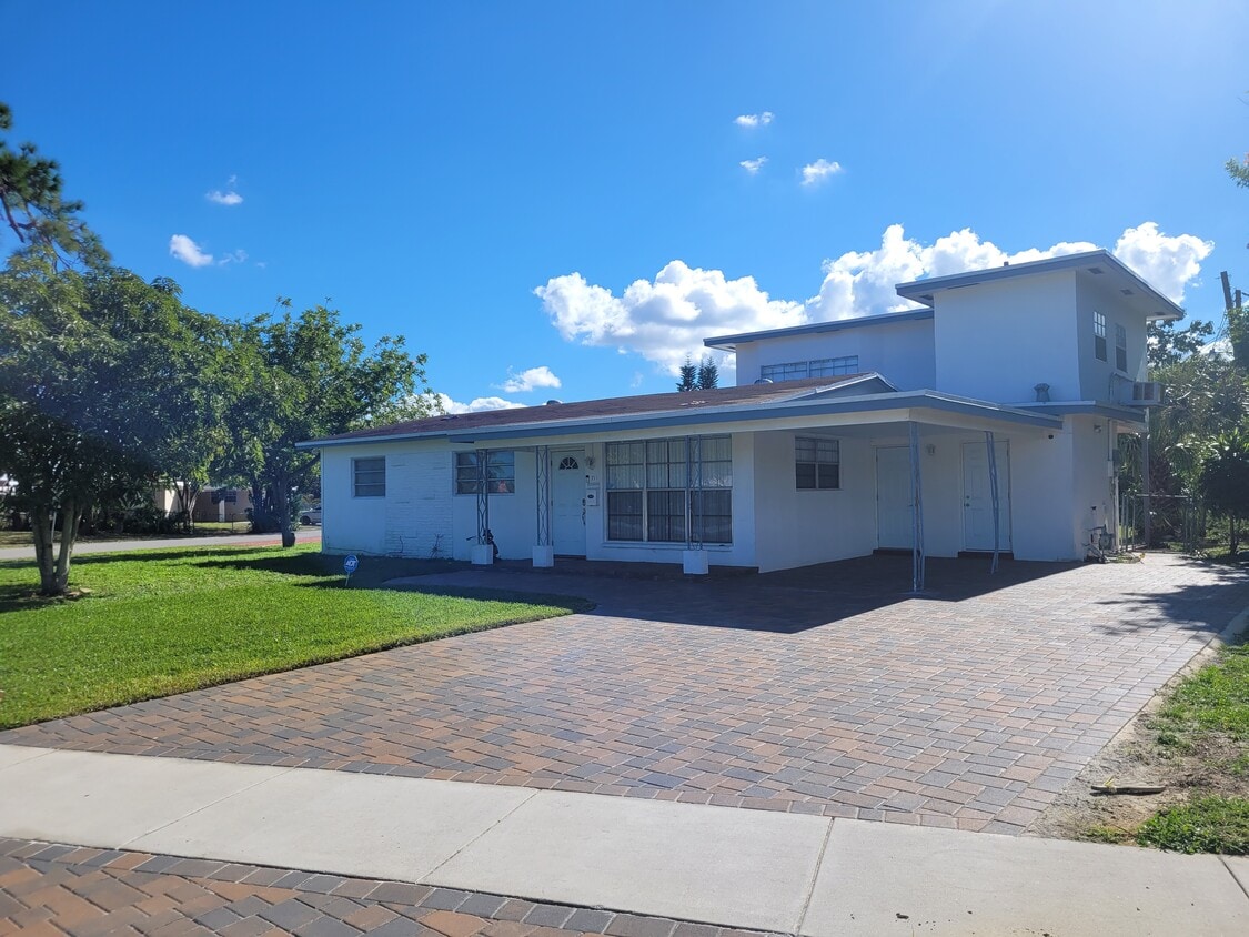 Primary Photo - 711 SW 30th Ave