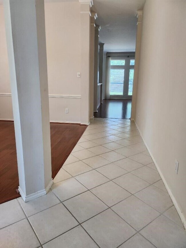 Building Photo - 3606 Chesapeake Ct