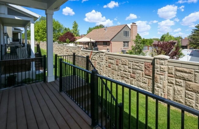 Foto del edificio - Beautiful Taylorsville Townhouse