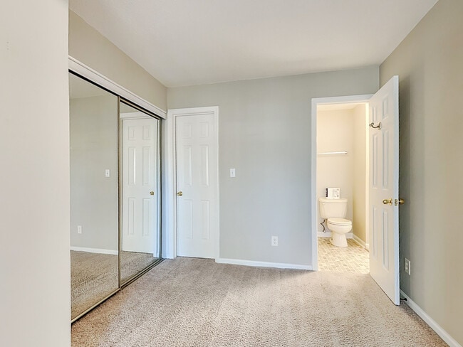 Foto del edificio - 8155 Cedar Glen Dr