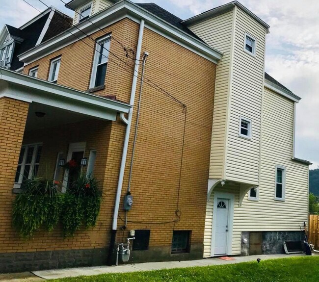 Building Photo - 5128 2nd Ave