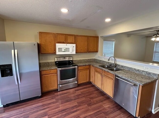 Building Photo - 552 Tribune Dr