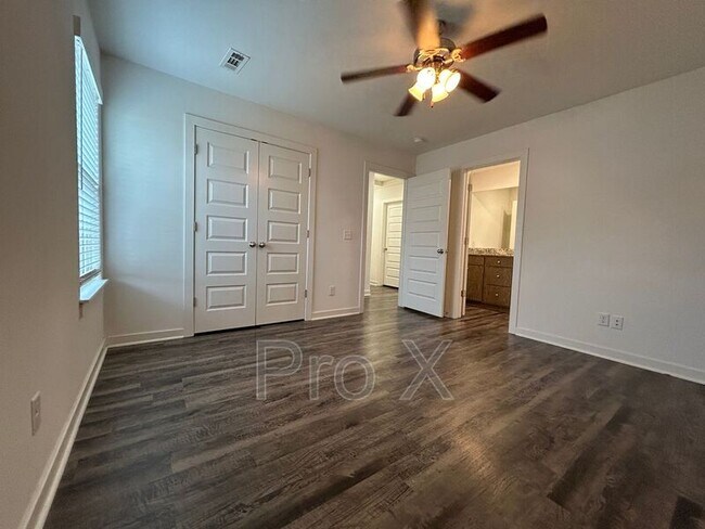 Foto del edificio - 325 Brook Ct