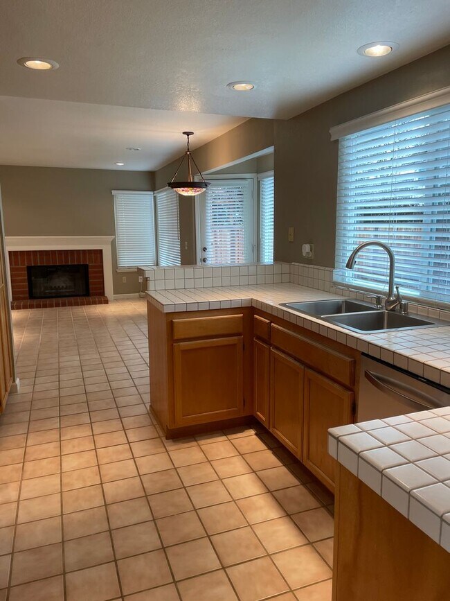 Foto del edificio - 4 bedroom 3 full bath Windsor Home!