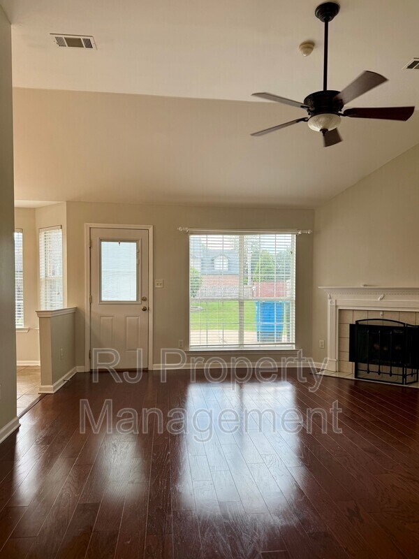 Foto del edificio - 11579 Mahogany Dr