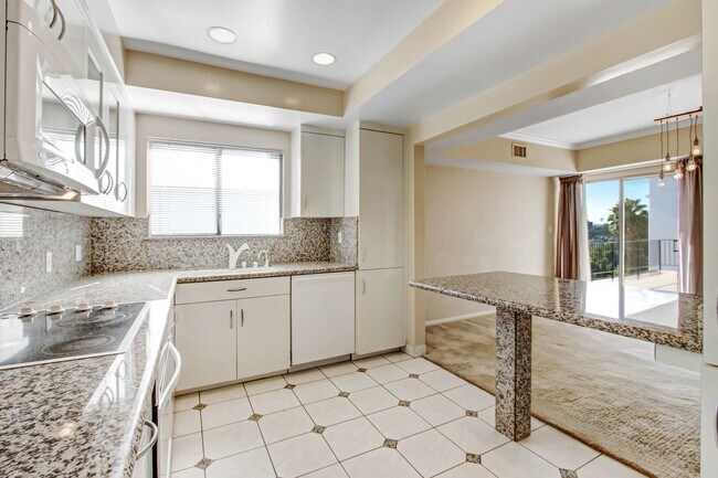 Foto del edificio - Spacious & Bright 3BR Condo with Bonus Room, Secured Parking & Hollywood History!