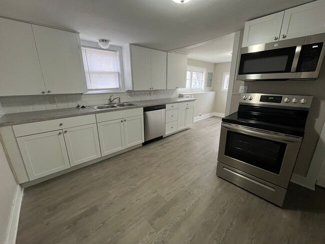 Building Photo - 3 Bed/1 bath home with 2 car garage for rent!