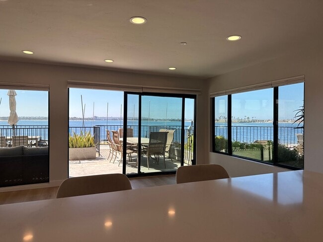 Foto del edificio - Stunning Bay Front Condominium on Sail Bay...