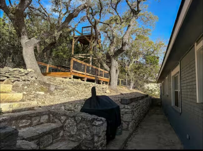 Foto del edificio - 1049 Meckel Dr