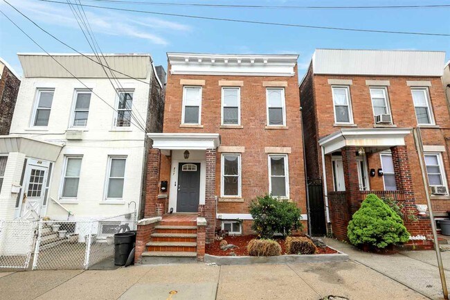 Building Photo - 217 53rd St