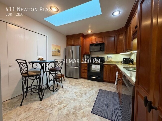 Foto del edificio - 411 Newton Pl