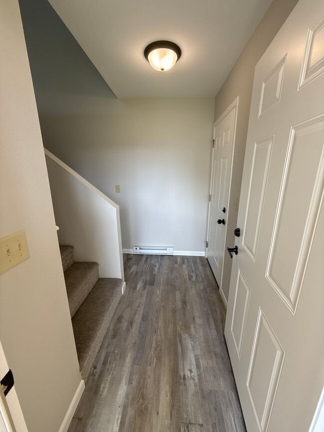 Building Photo - 2 bedroom Town House