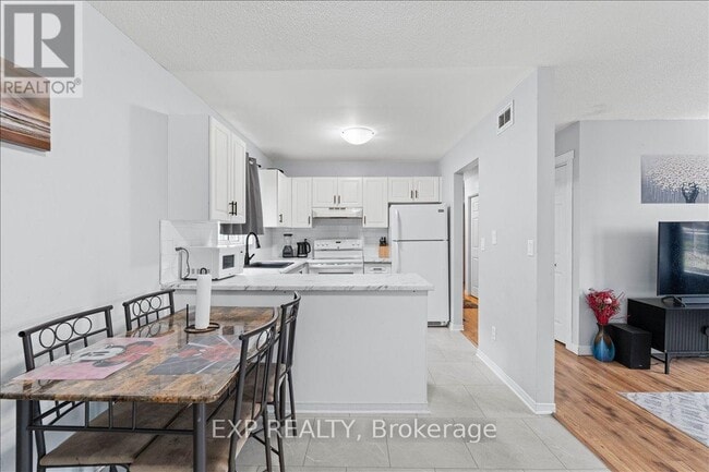 Building Photo - 3 Clifford St