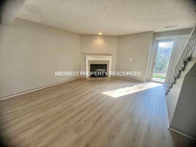 Foto del edificio - Stunning townhome w/ outdoor Maintenance p...