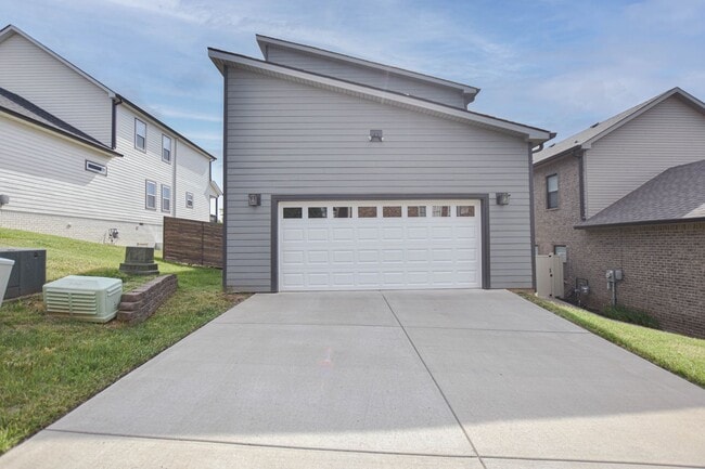 Building Photo - Modern Three Bedroom!