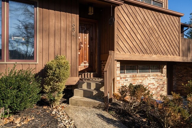 Building Photo - 1684 Chain Bridge Rd