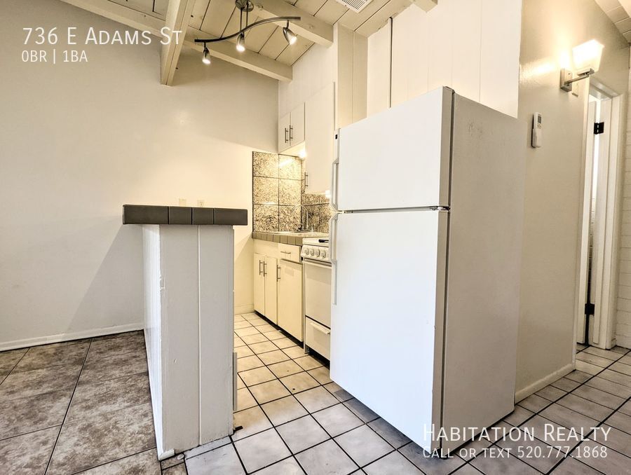 Primary Photo - 736 E Adams St