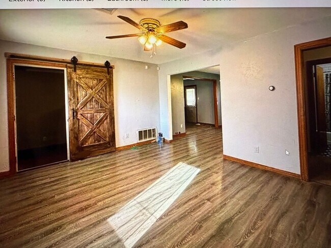 Building Photo - 3 bed 1 bath in Chickasha! Cute, clean and...