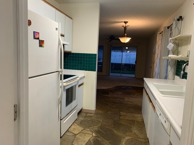 Kitchen - 76-251 Kanaka St