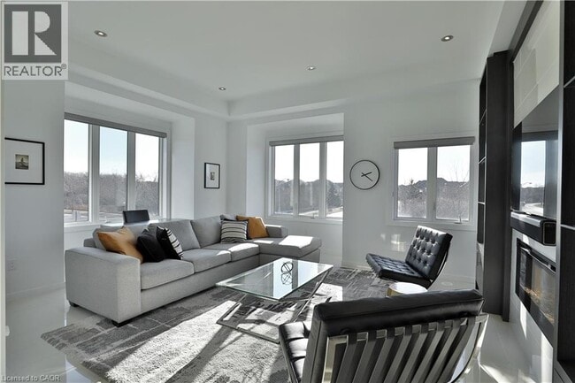 Building Photo - 220 Vellwood Common