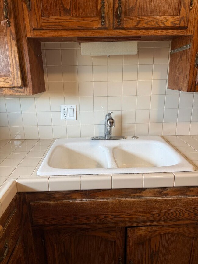 Building Photo - Charming 3 Bed / 1 Bath single story duplex located in a desirable neighborhood