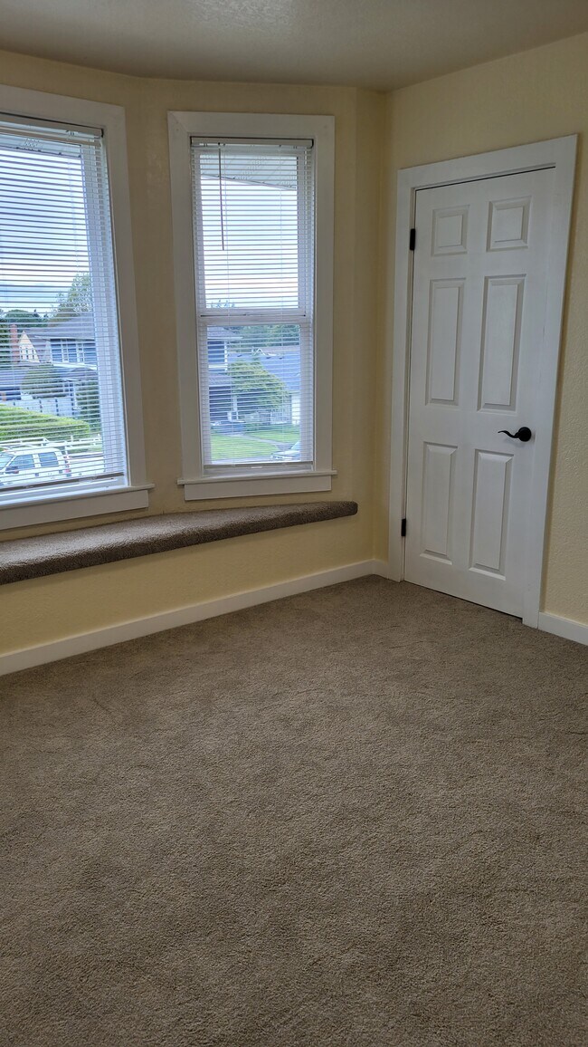 New carpet in bedroom - 1927 Summit Ave