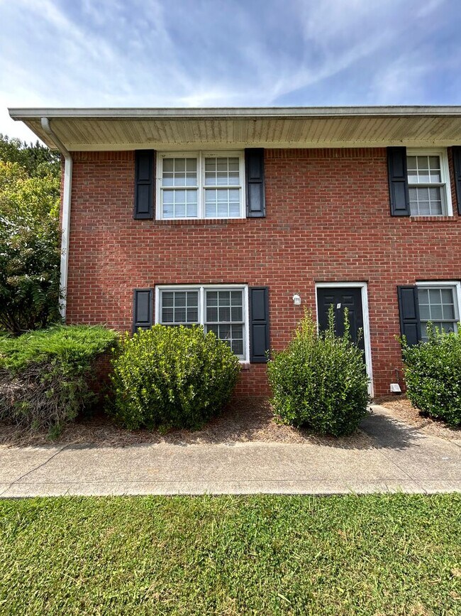 Foto del edificio - 2692 Callier Springs Rd. Apt. D