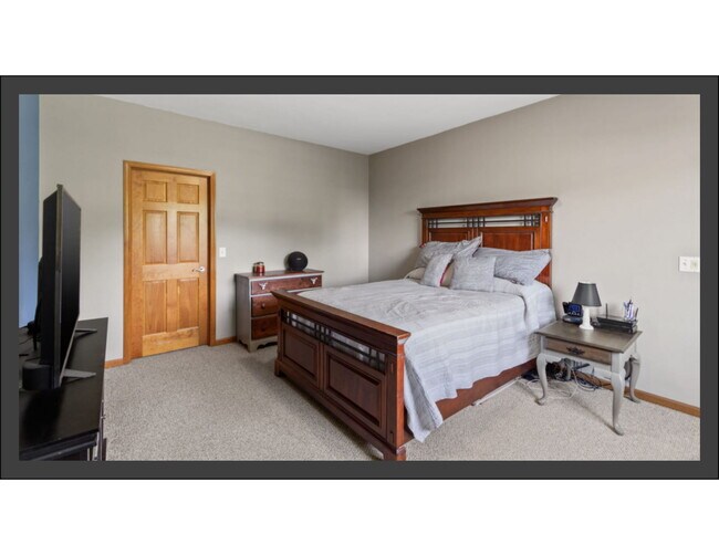 Building Photo - 758 Bridlewood Dr