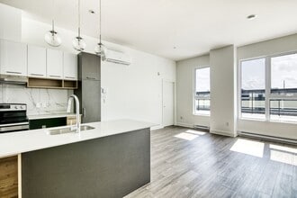 Building Photo - 9675 Av. Papineau