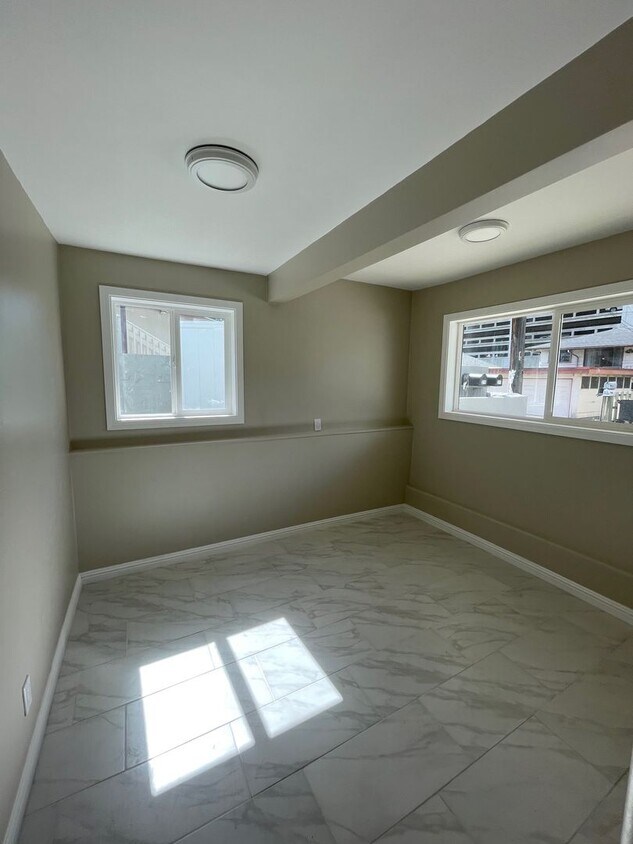 Foto principal - 3 bedrooms, 4 baths and detached bedroom/d...