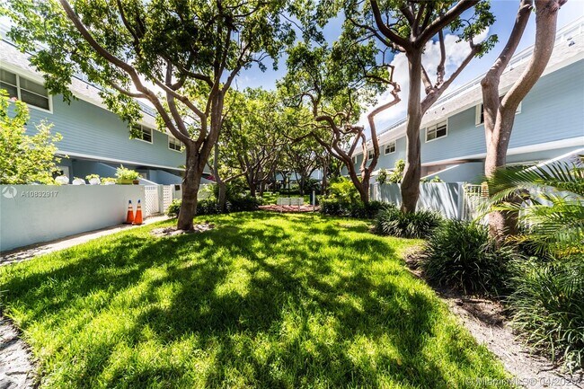 Building Photo - 798 Crandon Blvd