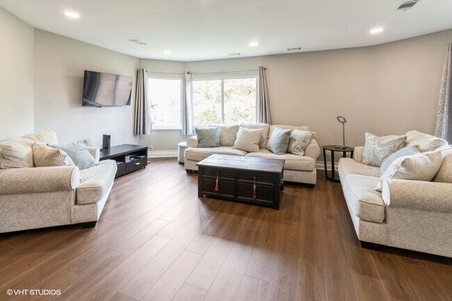 Foto del edificio - 6425 Clarendon Hills Rd