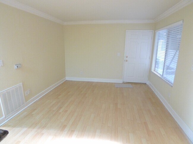 Foto del edificio - 7045 Woodley Ave