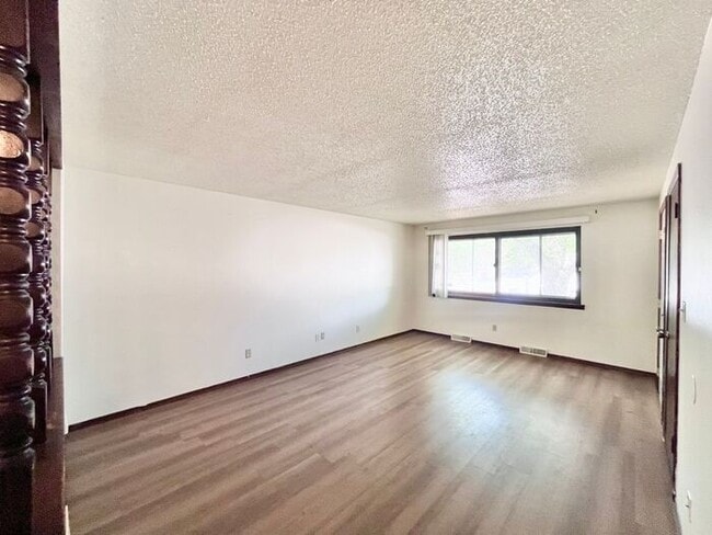 Photo - 2 Bedroom/2 Bath Spacious Brick Ranch Styl... House