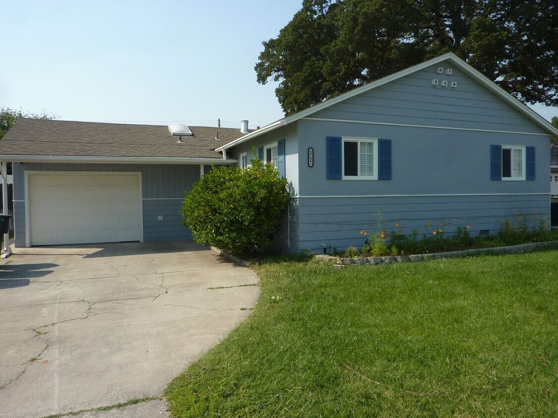 Foto principal - Centrally Located, Nicely Updated Througho...