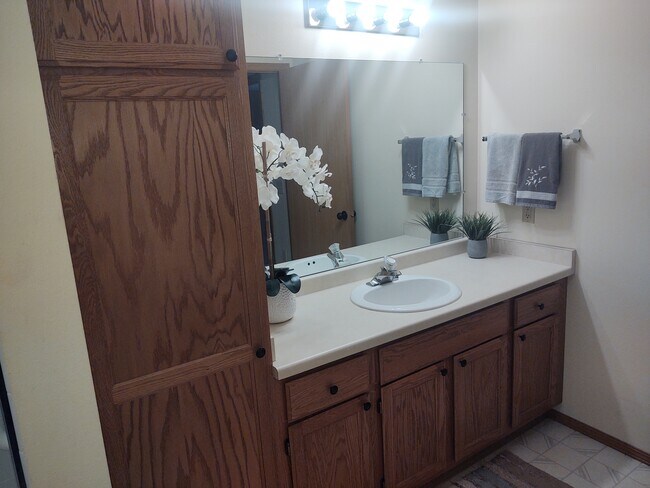Full 2nd bath - 140 W Commerce Blvd