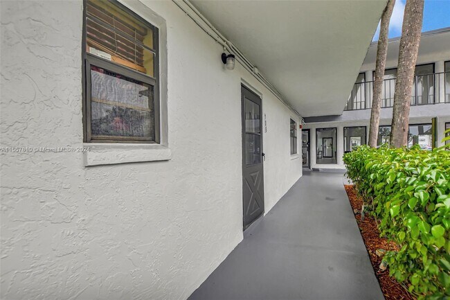 Foto del edificio - 9233 SW 8th St